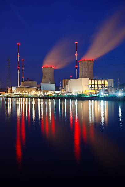 centrale nucléaire de nuit - tihange photos et images de collection