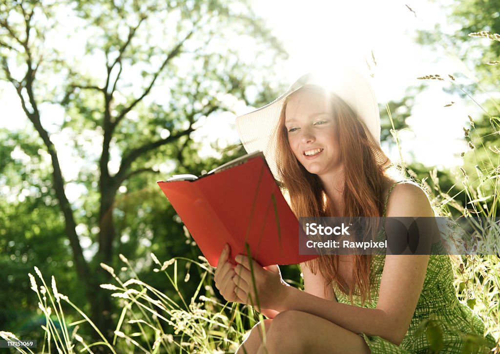 Jovem mulher lendo no parque - Foto de stock de Agenda royalty-free