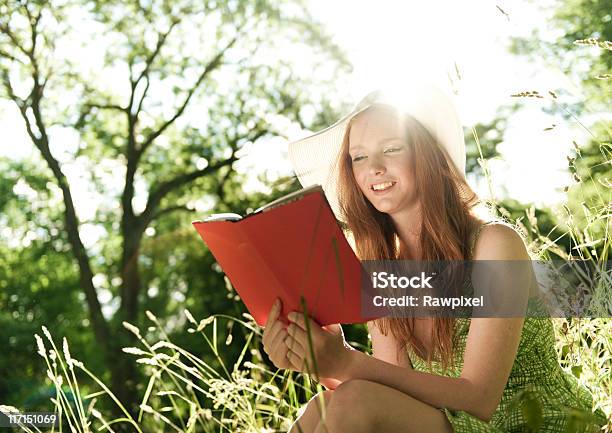 Jovem Mulher Leitura No Parque - Fotografias de stock e mais imagens de Diário - Diário, Mulheres, Árvore