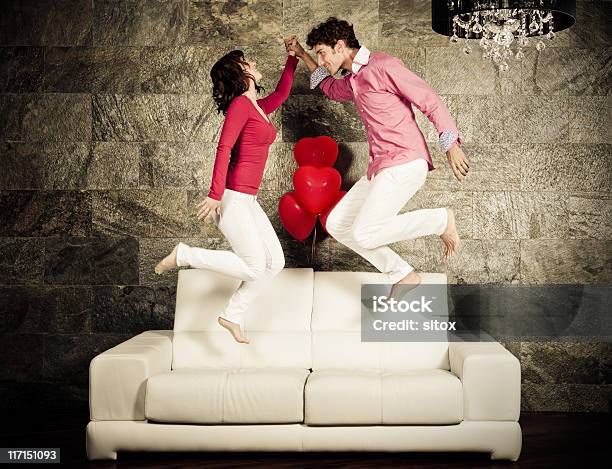 Amorous 커플입니다 즐거운 온 소파 커플에 대한 스톡 사진 및 기타 이미지 - 커플, 하트 모양, 빨강