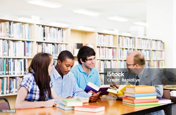 Gruppo Di Studenti Interagiscono Con Docente In Libreria - Fotografie stock e altre immagini di Insegnante