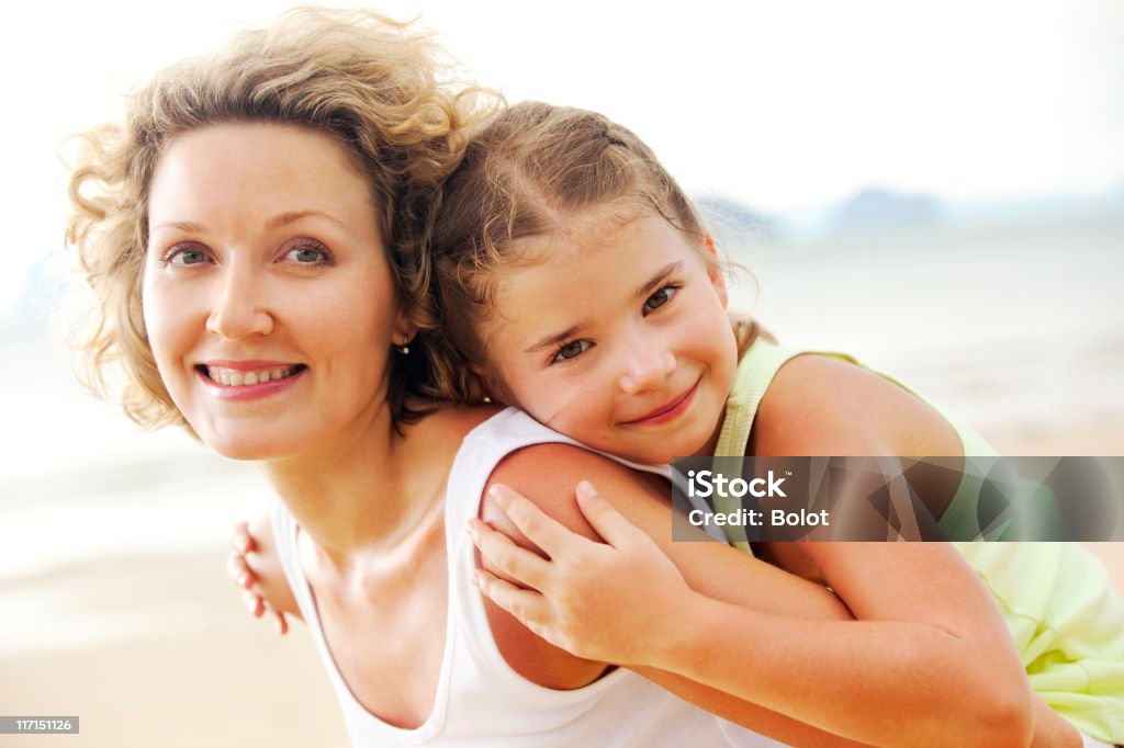 Matka i córka zabawa na plaży - Zbiór zdjęć royalty-free (Biały)