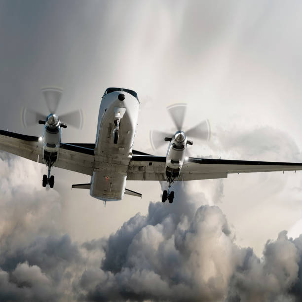 avión con hélices landing en tormenta - small airplane air vehicle propeller fotografías e imágenes de stock