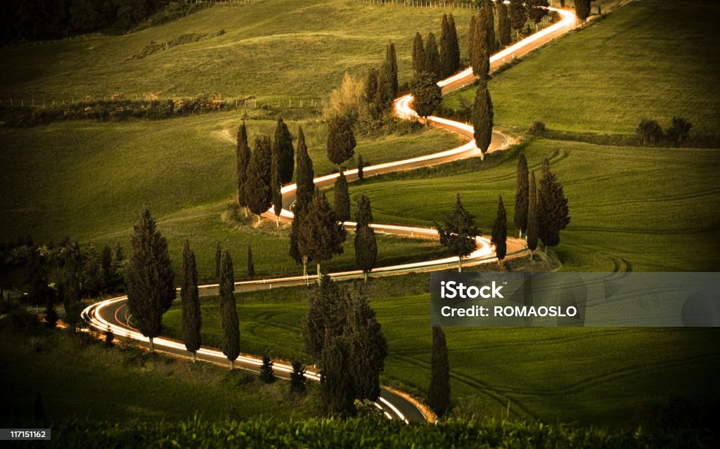 Kręta droga Monticchiello cypress podszewką w Val d'Orcia, Toskania, Włochy - Zbiór zdjęć royalty-free (Cyprys)