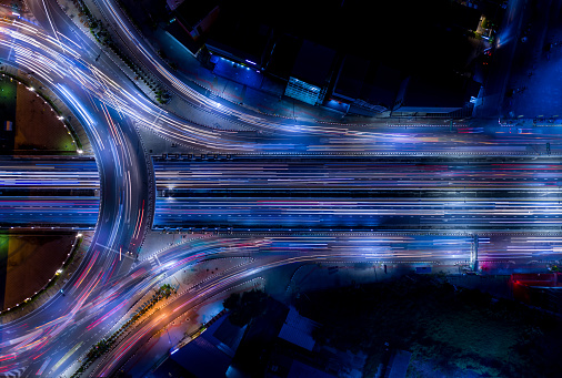 Electron of Traffic cola de luz que muestran que es una construcción de vida de infraestructura de carretera y sistema económico de transporte y comunicación photo