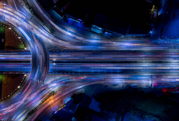 elektron van verkeerslichtlicht staart die aantonen dat het een levens constructie is van het transport van de infrastructuur en het economisch systeem - vervoer stockfoto's en -beelden