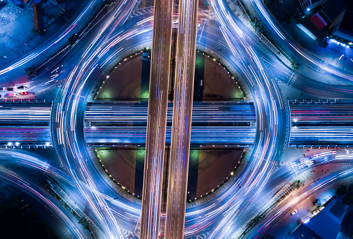 Círculo de la cola de la luz del tráfico parece un electrón que es un corazón de infraestructura carretera y sistema económico de transporte y comunicación photo
