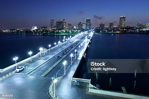 St Petersburg In Florida - Fotografie stock e altre immagini di Florida - Stati Uniti - Florida - Stati Uniti, St. Petersburg - Florida, Luce stradale