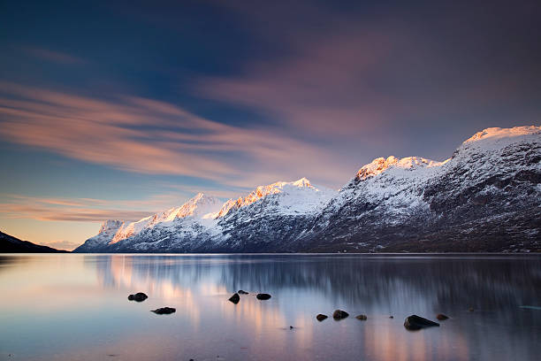 fiorde norueguês ao pôr do sol. - tromso fjord winter mountain imagens e fotografias de stock