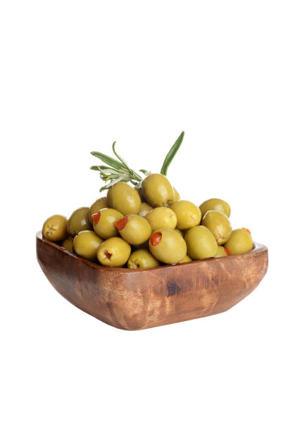 bol en bois d'olives vertes de pimento avec le romarin d'isolement - olive verte photos et images de collection