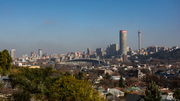 skyline della città di johannesburg visto dal sobborgo di kensington - 4767 foto e immagini stock