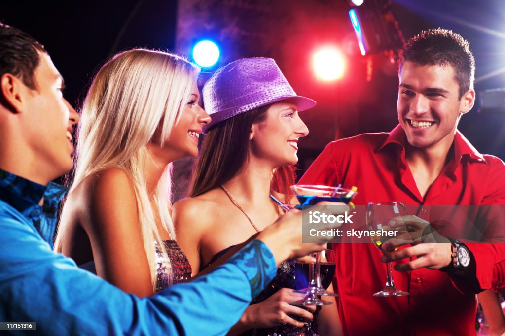 Gruppe von jungen Menschen, die in cocktails. - Lizenzfrei Alkoholisches Getränk Stock-Foto