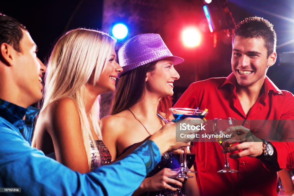 Grupo de jovens desfrutar de cocktails. - Royalty-free Adulto Foto de stock