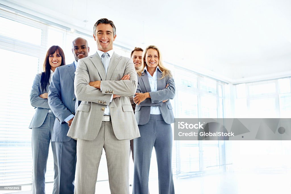 Szczęśliwy biznesowych zespołu w biurze. - Zbiór zdjęć royalty-free (Biznesmen)