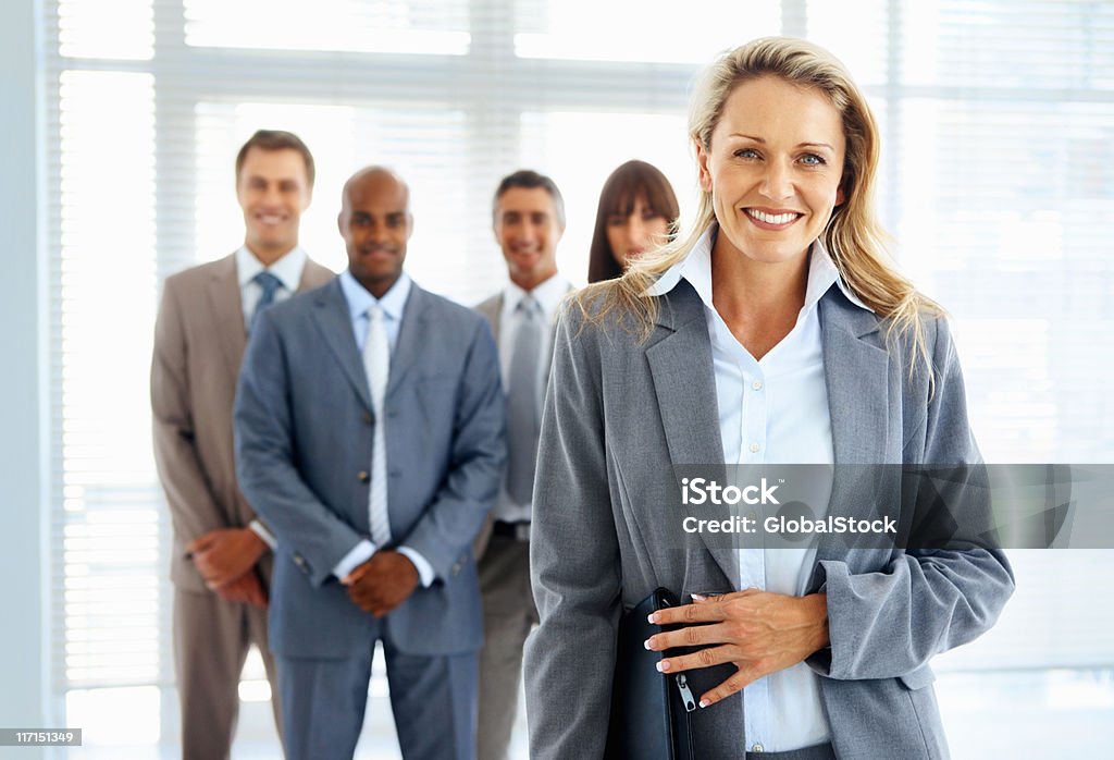 Уверенно женского boss с деловыми партнерами в офисе - Стоковые фото Администратор роялти-фри