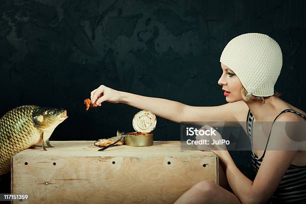 Fische Füttern Stockfoto und mehr Bilder von Frauen - Frauen, Humor, Surreal