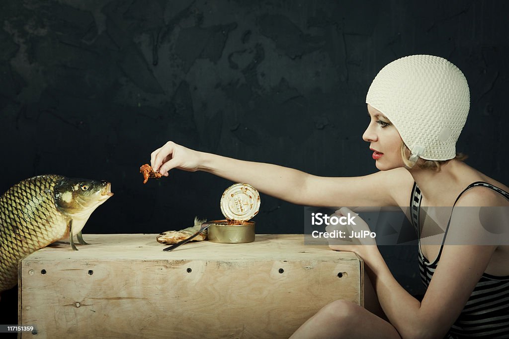 Dare da mangiare ai pesci - Foto stock royalty-free di Donne