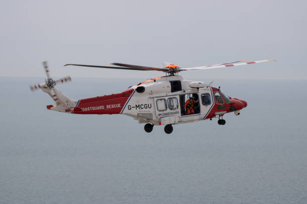 the hm coastguard rescue helicopter - rescue helicopter water searching imagens e fotografias de stock