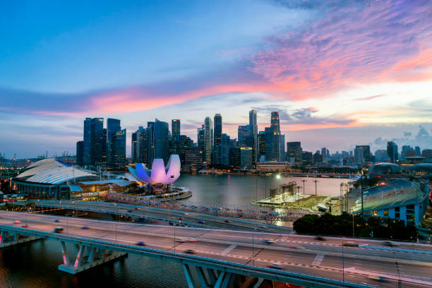panoramę singapuru o zmierzchu - singapore city zdjęcia i obrazy z banku zdjęć