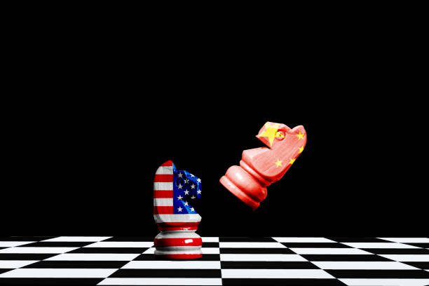 黒い背景を持つ馬のチェスに米国と中国のフラグ印刷画面。これは、米国と中国の間の経済関税貿易戦争税の障壁の象徴です。 - risk board game board game victory war ストックフォトと画像