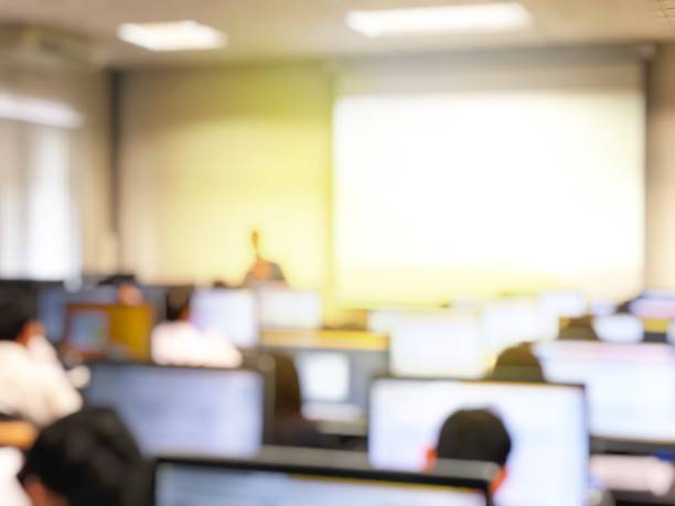 l'image brouillée du groupe d'étudiants apprennent et donnent des conférences et utilisent l'ordinateur ensemble dans la salle de classe pour l'étude et l'atelier dans la salle d'ordinateurs à l'école. technologie de l'éducation ou concept de format - exam business caucasian board room photos et images de collection