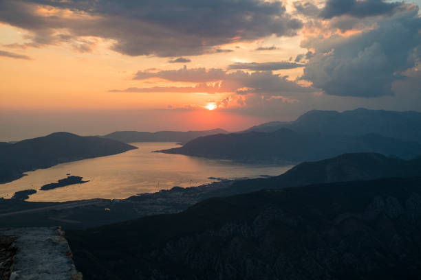 夕暮れ時の岩の海岸線。航空写真 - travel destinations rocky coastline moody sky clear sky ストックフォトと画像