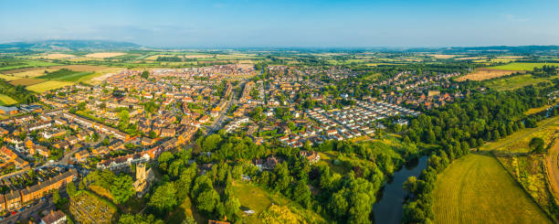 panorama aéreo sobre casas familiares suburbanas rodeadas de campo de verano - uk beauty in nature worcestershire vale of evesham fotografías e imágenes de stock