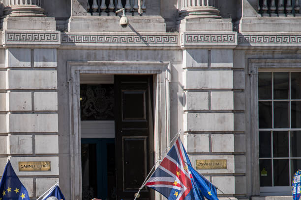 flagi wielkiej brytanii i ue przed gabinetem brytyjskiego rządu, londyn - whitehall street zdjęcia i obrazy z banku zdjęć