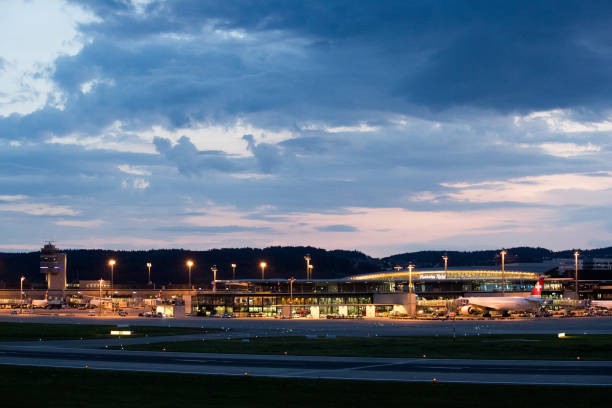 międzynarodowy port lotniczy zurych - swiss culture airplane airport business zdjęcia i obrazy z banku zdjęć