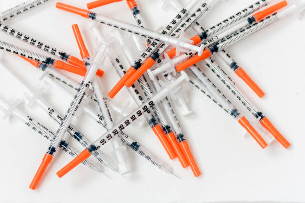 pile of medical syringes for insulin for diabetes - insulin vial diabetes syringe imagens e fotografias de stock