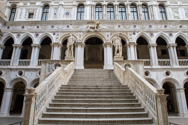 escalera de los gigantes en el palacio del duque de venecia - doges palace palazzo ducale staircase steps fotografías e imágenes de stock
