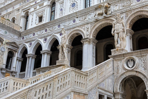 la escalera de los gigantes en el palacio del duque en venecia - doges palace palazzo ducale staircase steps fotografías e imágenes de stock