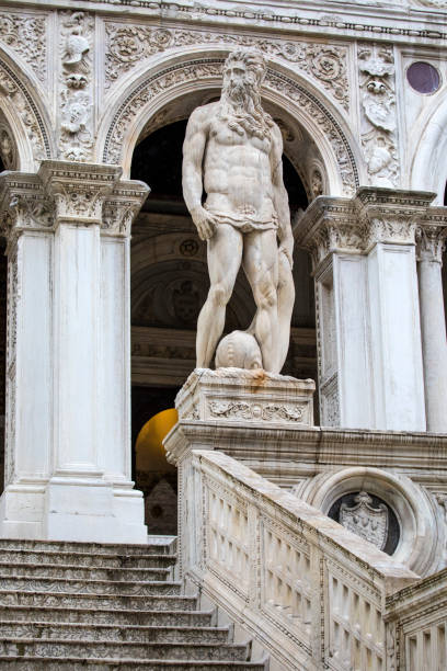 statua del dio romano nettuno a palazzo ducale a venezia - doges palace palazzo ducale staircase steps foto e immagini stock