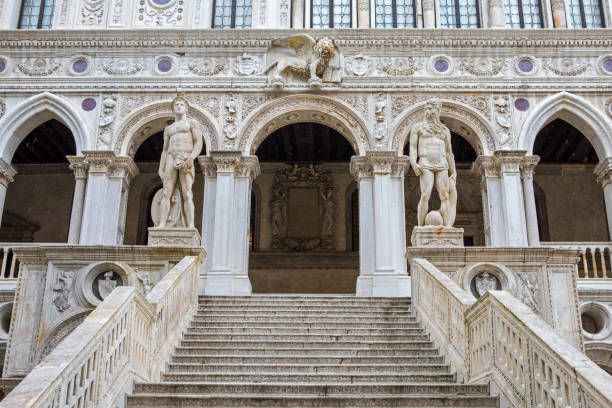 scala dei giganti a palazzo ducale a venezia - doges palace palazzo ducale staircase steps foto e immagini stock