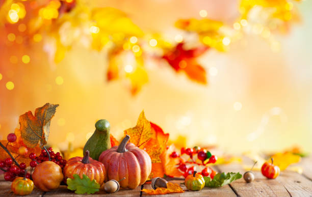 木製のヴィンテージテーブルに落ち葉やカボチャからの秋の背景。 - autumn oak tree sun ストックフォトと画像
