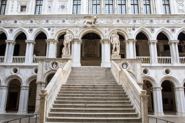 escalera de los gigantes en el palacio del duque de venecia - doges palace palazzo ducale staircase steps fotografías e imágenes de stock
