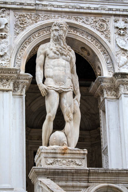 estatua del dios romano neptuno en el palacio del duque en venecia - doges palace palazzo ducale staircase steps fotografías e imágenes de stock