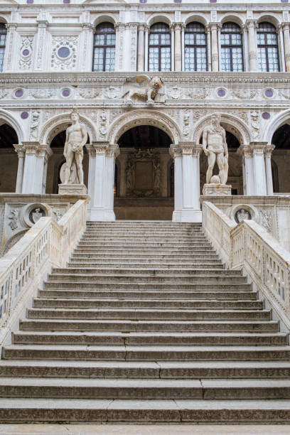 escalera de los gigantes en el palacio del duque de venecia - doges palace palazzo ducale staircase steps fotografías e imágenes de stock