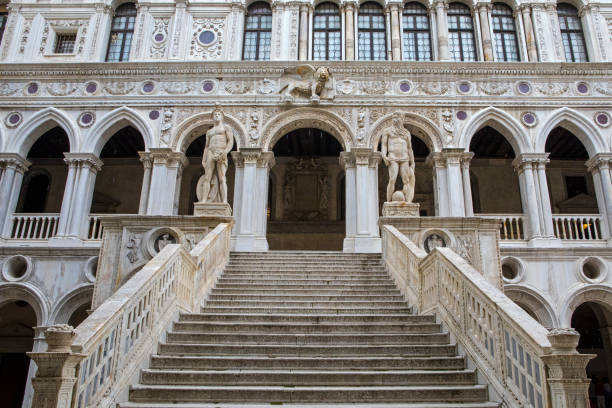 scala dei giganti a palazzo ducale a venezia - doges palace palazzo ducale staircase steps foto e immagini stock