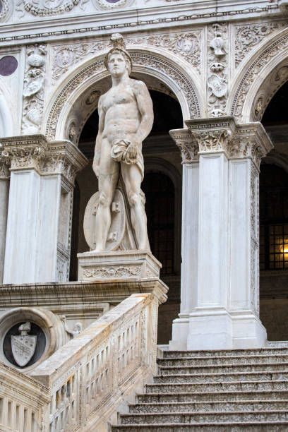 estatua del dios romano marte en el palacio del duque de venecia - doges palace palazzo ducale staircase steps fotografías e imágenes de stock
