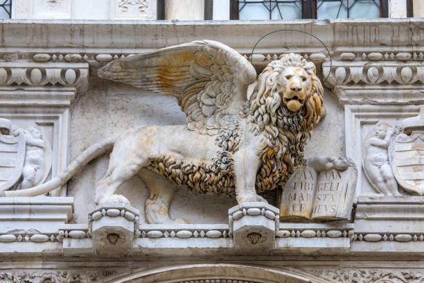 el león de san marcos en el palacio del duque de venecia - doges palace palazzo ducale staircase steps fotografías e imágenes de stock