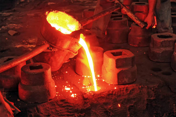 鋳造と鋳造所。成形は、溶融金属を受け取るために金型を準備するプロセスです。 - steel furnace indoors foundry ストックフォトと画像