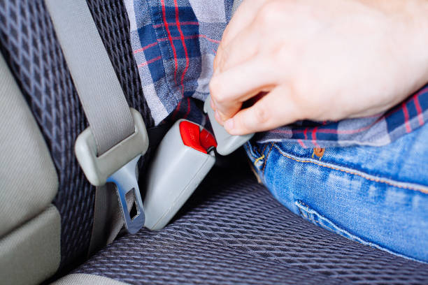 la main des hommes fixe la ceinture de sécurité de la voiture. - travel buckle part of on top of photos et images de collection