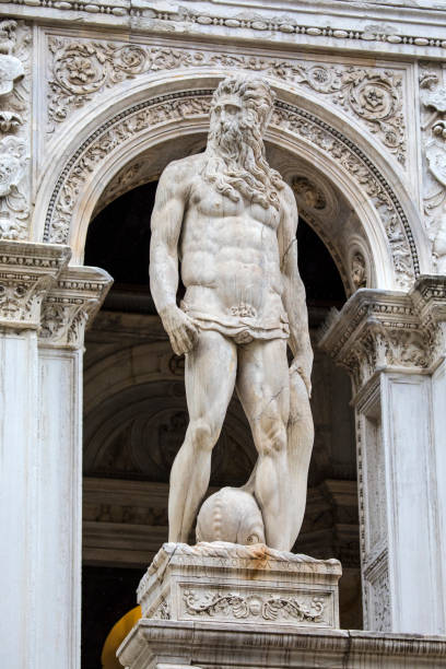 statua del dio romano nettuno a palazzo ducale a venezia - doges palace palazzo ducale staircase steps foto e immagini stock