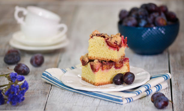 stile rustico. torta di prugne fatta in casa su tavolo di legno - almond bowl ceramic food foto e immagini stock