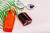 flasche-sonnencreme-auf-hellen-quadratischen-gelben-und-rosa-hintergrund-das-konzept-des.jpg?b=1&s=170x170&k=20&c=7WKnv7ckcBfJ2LuxCkDZ7fkBxhD2cmc6K5e1WZ3f6b8=