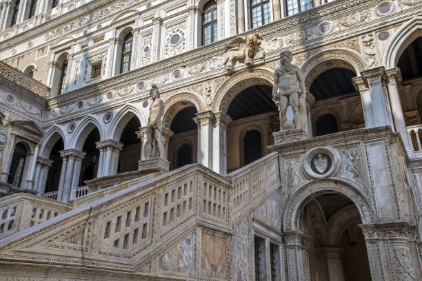 palacio del duque en venecia, italia - doges palace palazzo ducale staircase steps fotografías e imágenes de stock