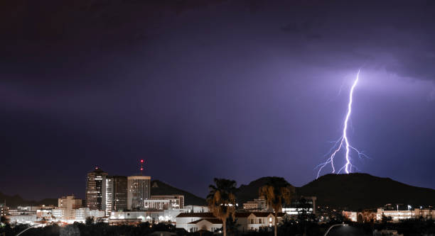 アリゾナ州のダウンタウンに打ち寄る電気嵐の雷 - thunderstorm storm lightning illuminated ストックフォトと画像