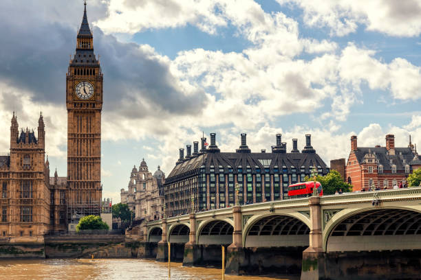 elizabeth tower (big ben) e portcullis house - portcullis house foto e immagini stock