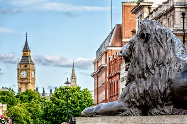 vista della elizabeth tower (big ben) e whitehall da trafalgar square a londra - whitehall londra foto e immagini stock